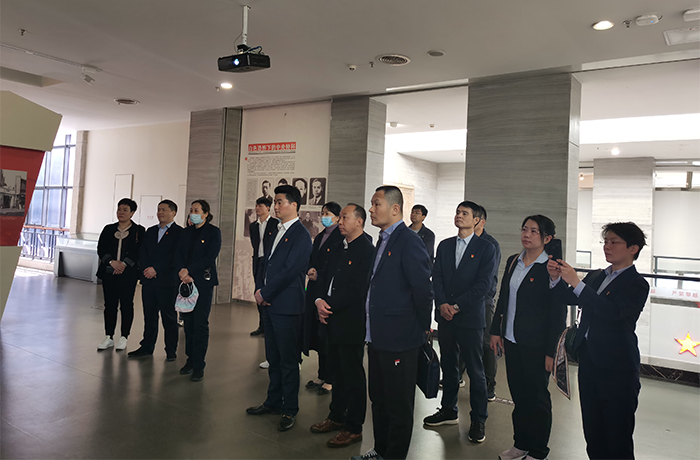 参观史料展 700.jpg