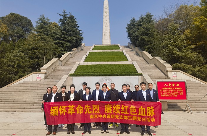 钱壮飞纪念馆前合影 700.jpg